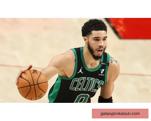 托纳利在近期比赛中展现出攻防平衡，状态回暖值得关注。